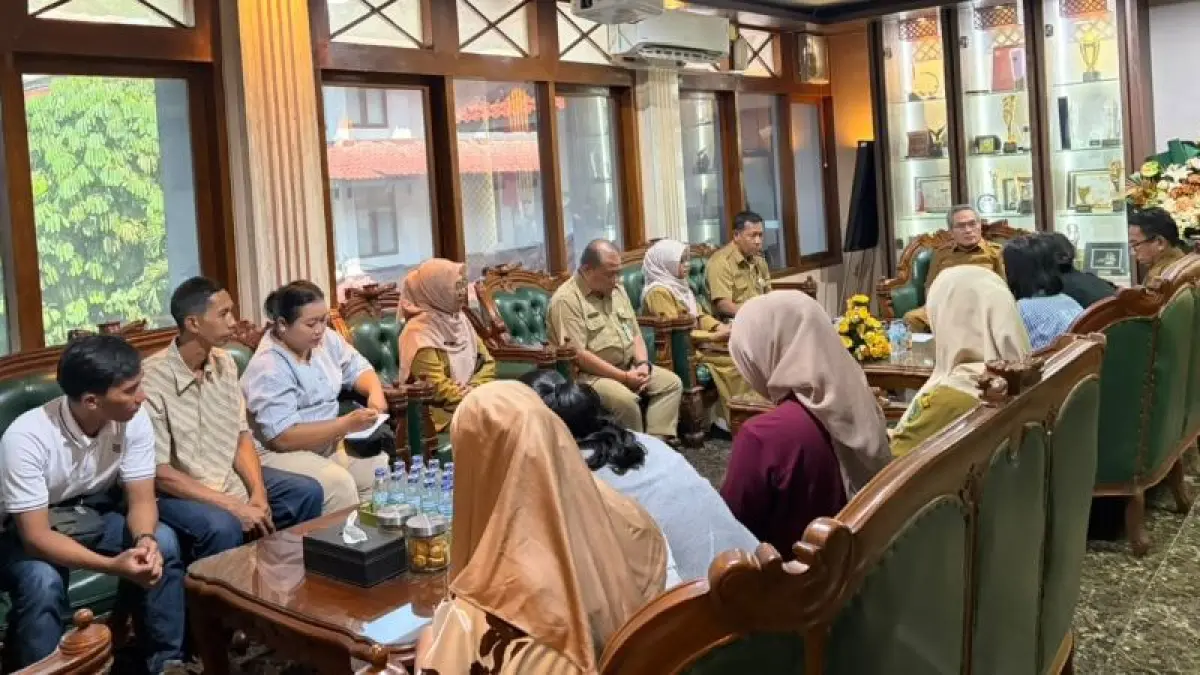 CARI SOLUSI: Para Eks Pekerja RSU Griya Mahardika sedang melakukan audiensi dengan Bupati Bantul dan jajarannya di ruang kerja Bupati Bantul Senin (6/7). (Dokumentasi Eks Pekerja RSU Griya Mahardika)