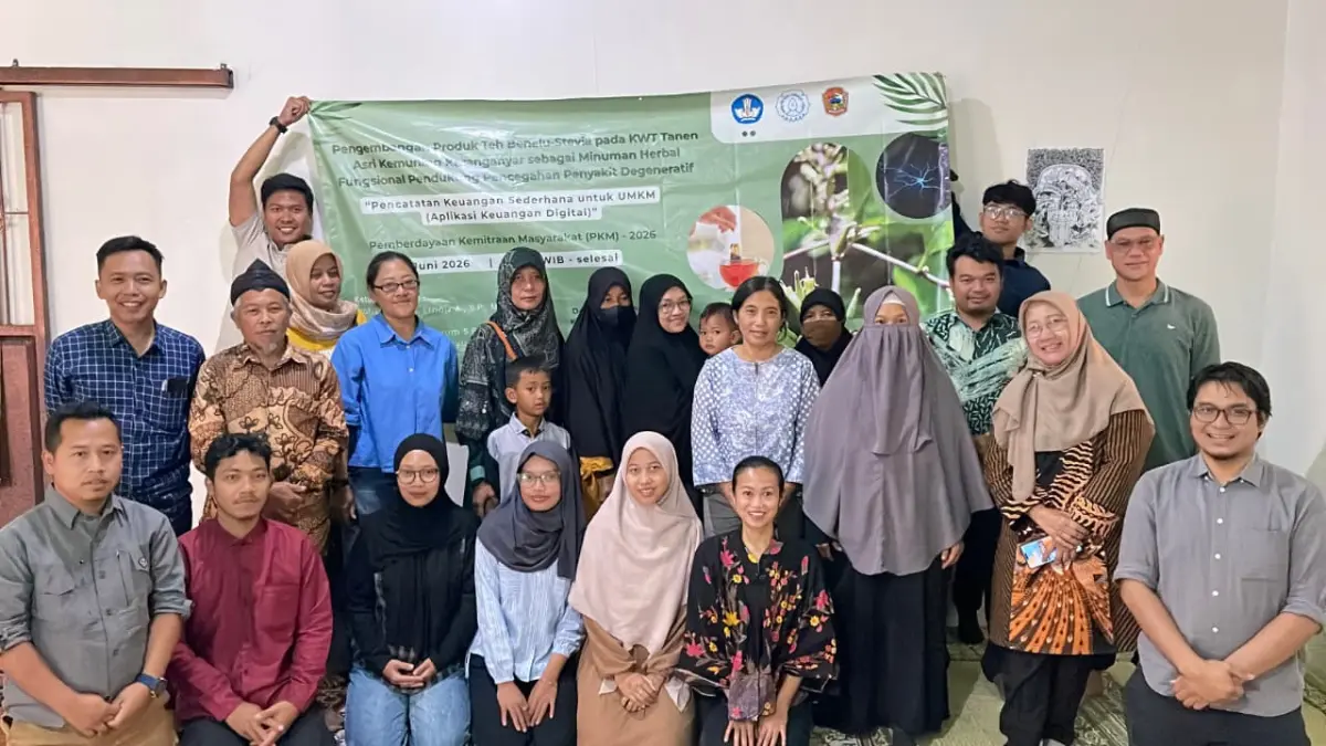 Tim Pengabdian Dosen UNS bersama KWT Tanen Asri Karanganyar. (Dok UNS)
