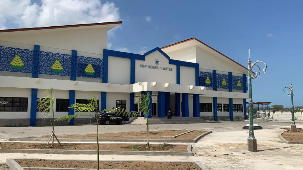 HAMPIR SELESAI: Pekerja masih melakukan pembangunan landscape di SMPN 1 Wates. (ANOM BAGASKORO/RADAR JOGJA)