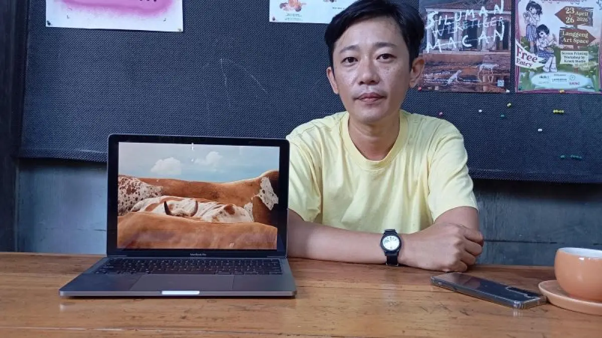 INSPIRATIF: Yudha Kusuma Putera bersama dengan karya fotografinya bertajuk Sapi-Sapi Piyungan yang memenangkan penghargaan Hasselblad Masters 2026. (IWAN NURWANTO/RADAR JOGJA)