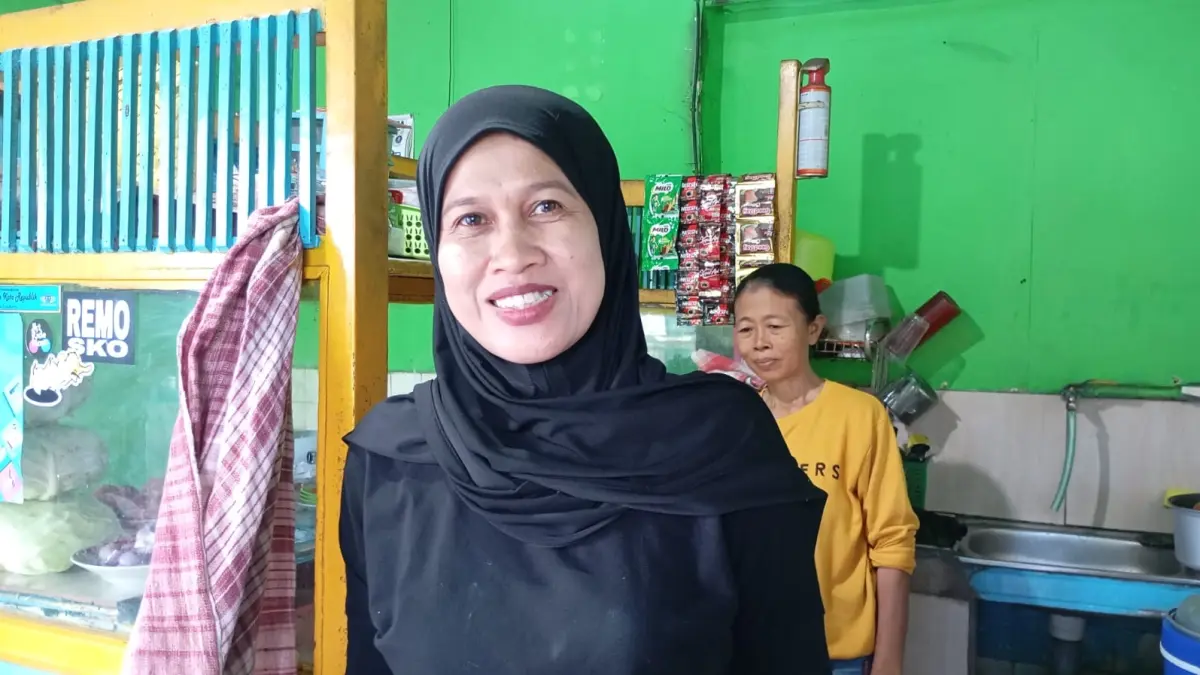 HIJRAH : Maryati,48 penerus Warung Tongseng Mbah Sis yang beralamat di Jalan Dr. Amri Yahya, Pakuncen, Wirobrajan, Kota Jogja saat ditemui, Selasa (7/7/2026). Warung tersebut berhijrah dari menjual kuliner non halal menjadi kuliner halal. (FOTO: IWAN NURWANTO/Radar Jogja)