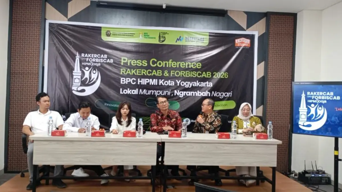 JUMPA PERS: Jajaran Dinas Perinkop UKM Kota Jogja bersama dengan pengurus HIPMI Kota Jogja saat melaksanakan jumpa pers Business Plan Competition di Ruang Seminar Pasar Prawirotaman, Selasa (7/7). (Iwan Nurwanto/Radar Jogja)