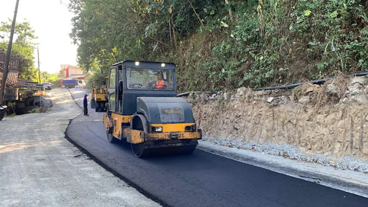 KEMBALI MULUS: Pengendara motor tengah melintas di Jalan Tegalsari-Klepu, Kokap, Kulon Progo. Peningkatan jalan dikerjakan selama dua tahun, 2025 dan 2026&nbsp; dengan dukungan Dana Keistimewaan. (Anom Bagaskoro/Radar Jogja)