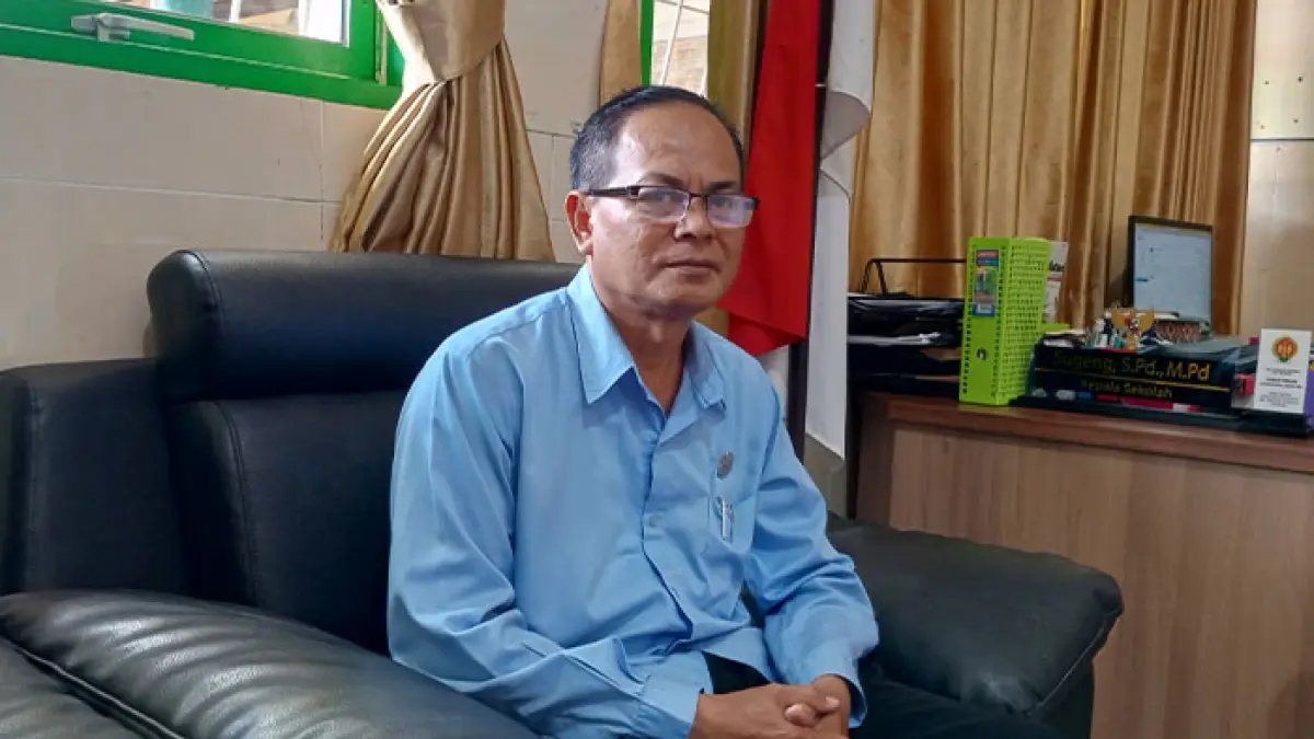 Kepala SMAN 10 Jogja Sugeng saat ditemui di ruang kerjanya. (Yusuf Bastiar/Radar Jogja)