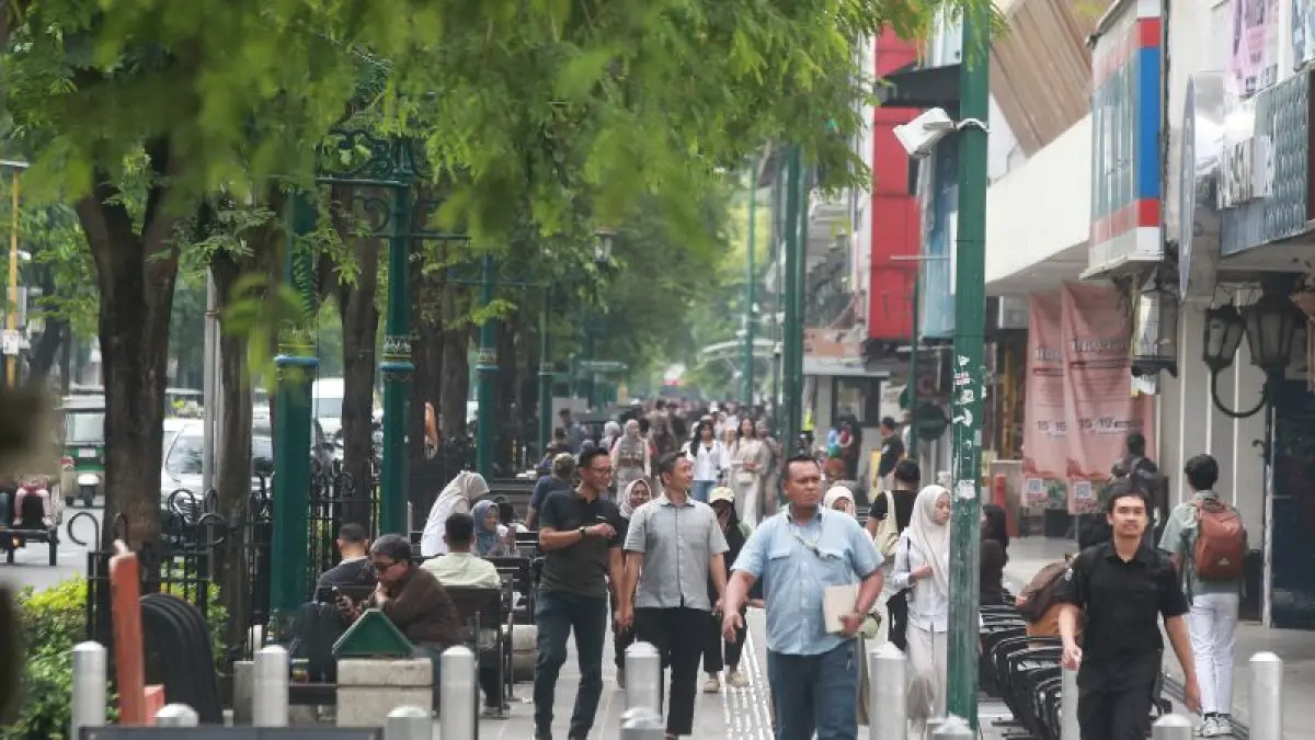 LENGANG: Wisatawan melewati kawasan pedestrian Jalan Malioboro, Kota Jogja Selasa (7/7). (GUNTUR AGA TIRTANA/RADAR JOGJA)