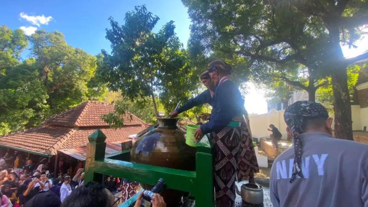 NGURI-URI BUDAYA: Para abdi dalem sedang mengambil air dari dalam enceh di Makam Raja-Raja Imogiri, Bantul Selasa (7/7).&nbsp;(Cintia&nbsp;Yuliani/Radar Jogja)