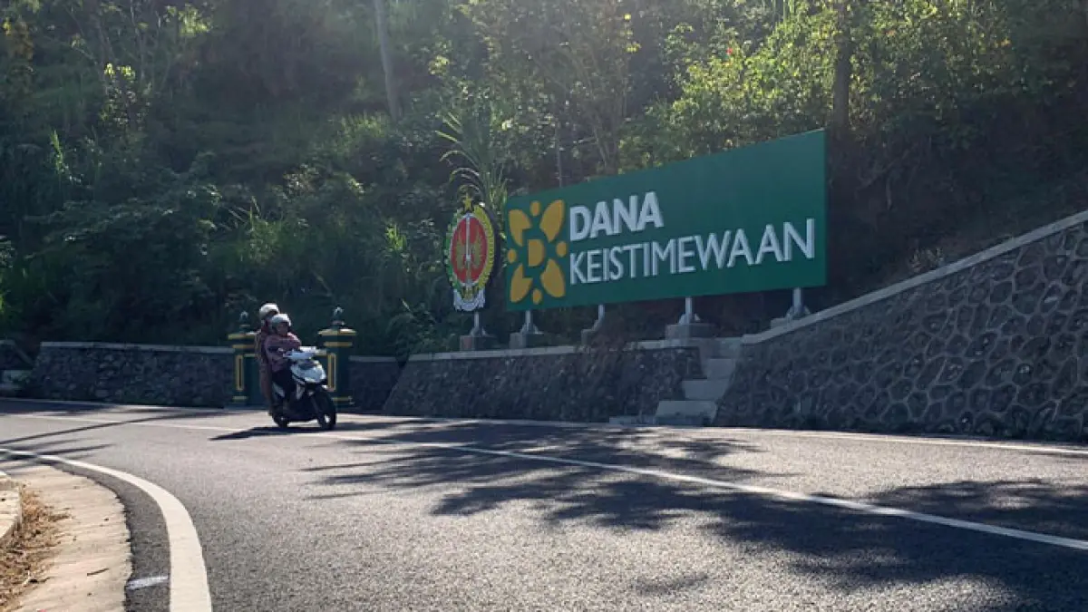 Pengendara motor tengah melintas di Jalan Tegalsari-Klepu, Kokap, Kulon Progo.
