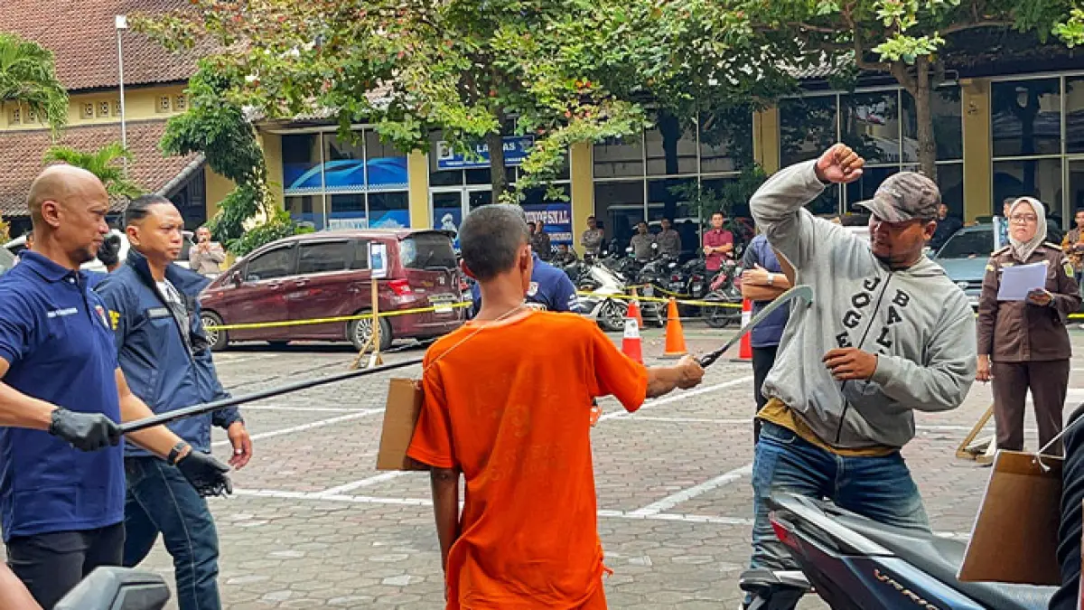 REKA ADEGAN: Para tersangka saat memerankan adegan pembacokan anggota geng Trah Gendeng bernama Adelio Alvis Adhi Wijaya, 17, di Halaman Polresta Jogja, Selasa (7/7). (Guntur Aga Tirtana/Radar Jogja)