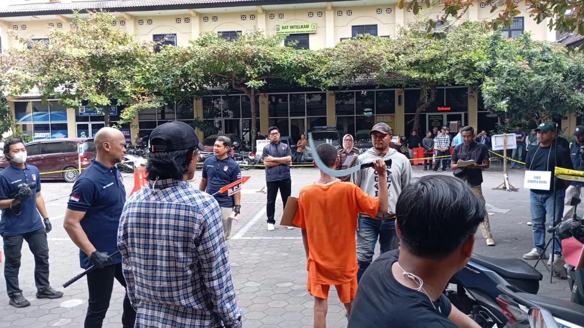 REKA ADEGAN : Para tersangka saat memerankan adegan pembacokan anggota geng Trah Gendeng bernama Adelio Alvis Adhi Wijaya,17 di Halaman Polresta Jogja, Selasa (7/7/2026). (FOTO: IWAN NURWANTO/Radar Jogja)
