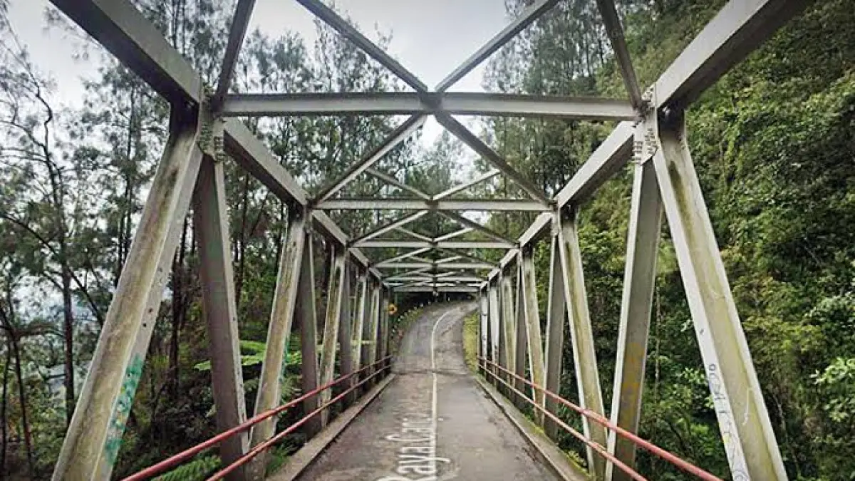 Salah satu cerita yang paling sering terdengar adalah mengenai sosok "penunggu" Jembatan Cangar.