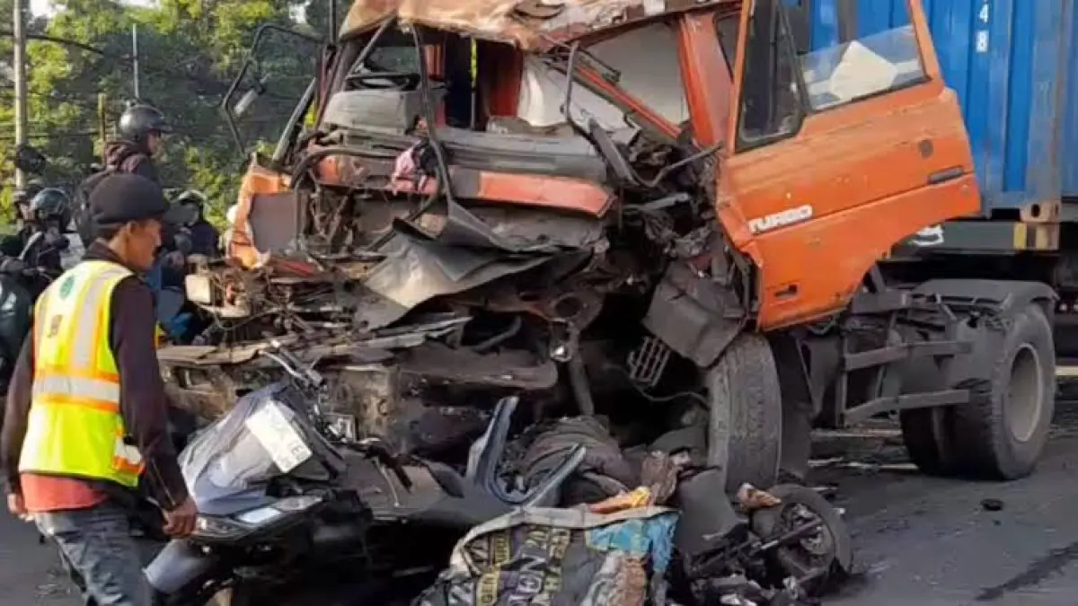 Sebuah truk kontainer menabrak sedikitnya lima sepeda motor hingga mengakibatkan tiga pengendara meninggal dunia di lokasi kejadian. Sejumlah korban lainnya mengalami luka berat dan luka ringan.