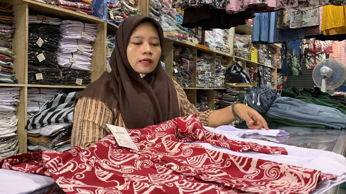 Seragam batik Binangun turut diburu konsumen. Pasalnya, sekolah tak menyediakan pengadaan batik seragam