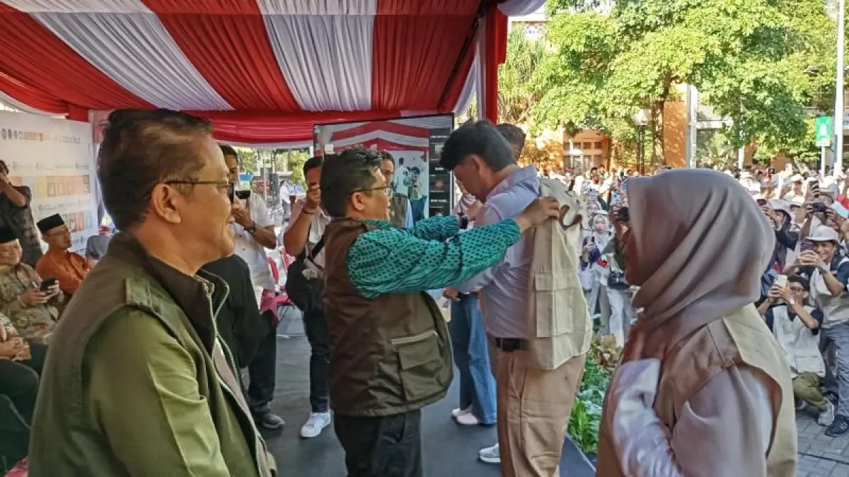 SIMBOLIS: Jajaran rektorat UIN Sunan Kalijaga Yogyakarta saat melepas pemberangkatan perwakilan mahasiswa KKN pada Selasa (7/7). (Iwan Nurwanto/Radar Jogja)