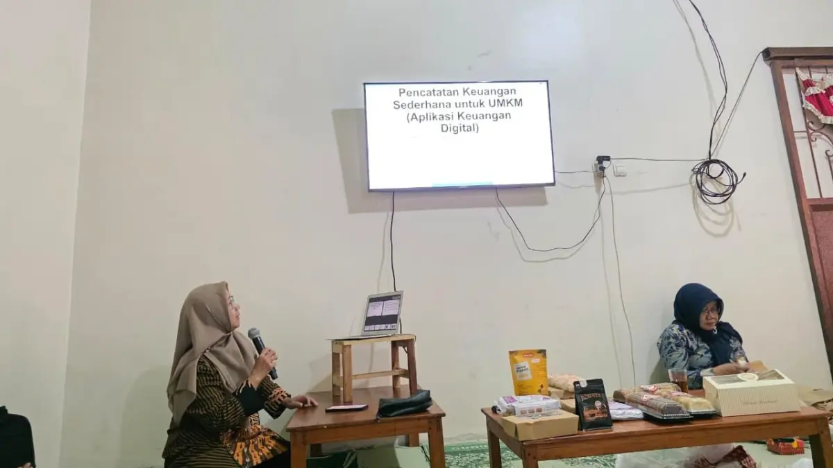 Tim Pengabdian Dosen UNS memberikan pelatihan pencatatan keuangan sederhana untuk UMKM dan KWT di Dusun Tanen, Desa Kemuning, Ngargoyoso, Karanganyar. (Dok Dosen UNS)