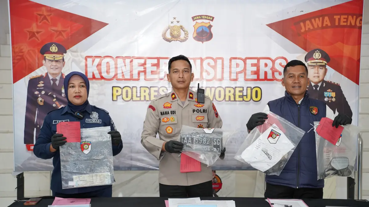 Wakapolres Kompol Nana Edi Sugito didampingi pejabat polres menunjukkan barang bukti kasus pencurian sepeda motor yang terjadi di area parkir Masjid Agung Darul Muttaqin Purworejo. (Dokumentasi Polres Purworejo)