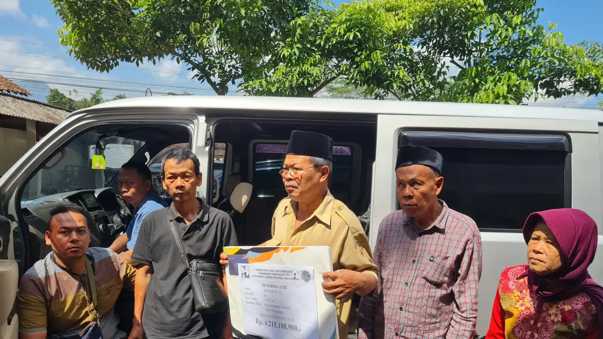 Warga Pancuranmas menerima UGR sebesar Rp 4,2 miliar di Balai Desa Banyusari, Grabag, Selasa (7/7).