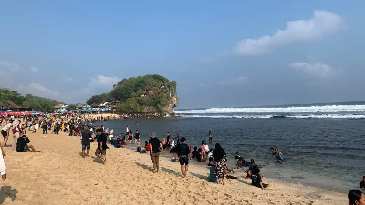 Aktivitas wisatawan di bibir Pantai Indrayanti Gunungkidul. (Dzika Fajar/Radar Jogja)