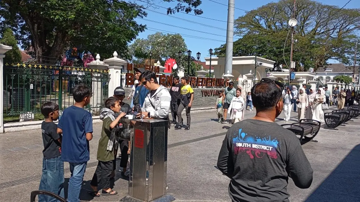CARA BENAR: Wisatawan saat minum dan mengisi botol di fasilitas water station di depan Benteng Vredeburg Rabu (8/7/2026). Cara tersebut merupakan salah satu cara yang benar. IWAN NURWANTO/RADAR JOGJA