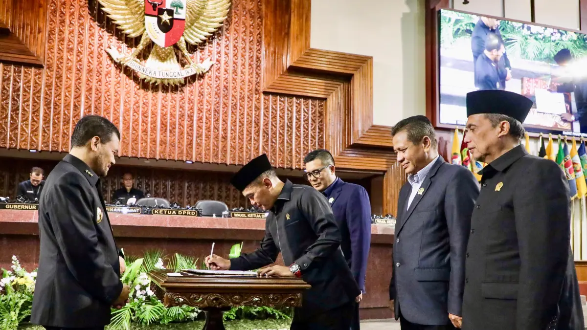 Gubernur Jawa Tengah Ahmad Luthfi dalam acara rapat paripurna persetujuan Perda Pertanggungjawaban APBD 2025 bersama DPRD Jateng di Gedung Berlian Semarang pada Rabu, 8 Juli 2026
