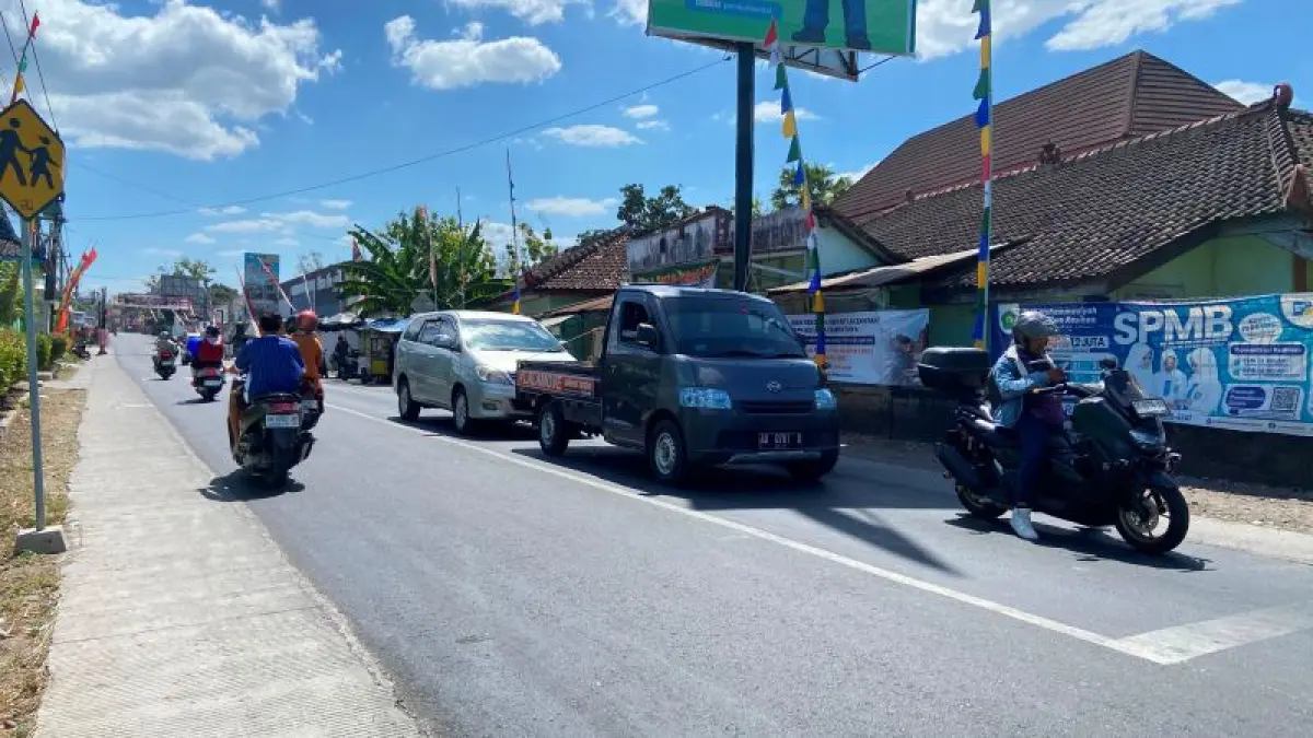 MULUS: Kondisi Jalan Bangunjiwo-Kasihan yang sudah tidak lagi berlubang usai dilakukan perbaikan Rabu (8/7). (Cintia&nbsp;Yuliani/Radar Jogja)