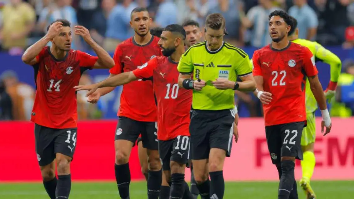 Para pemain Mesir yang dipimpin Mohamed Salah protes kepemimpinan wasit dalam kekalahan dari Argentina.