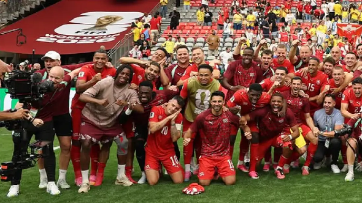 Para pemain Swiss rayakan kelolosan ke perempat final Piala Dunia 2026 setelah kemenangan adu penalti atas Kolombia.