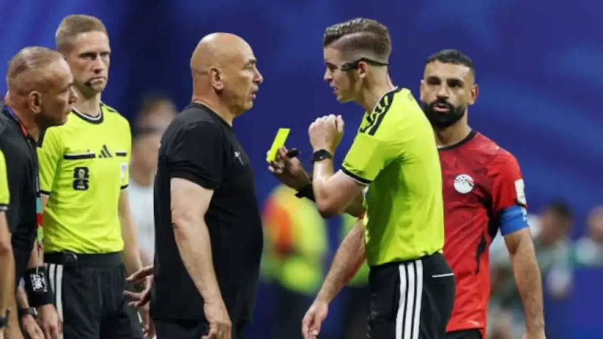 Pelatih Mesir Hossam Hassan saat menerima kartu kuning di laga Argentina vs Mesir