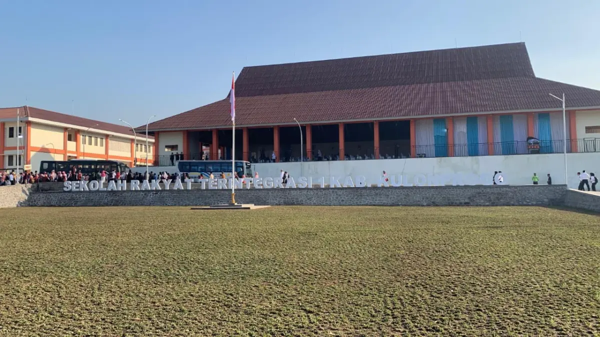 RAPI: Siswa Sekolah Rakyat rintisan berbaris untuk menyambut kedatangan Menteri Sosial di SR Kulon Progo. (ANOM BAGASKORO/RADAR JOGJA)