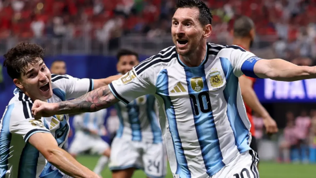 Selebrasi Lionel Messi bersama Julian Alvarez setelah mencetak gol dalam kemenangan atas Mesir di Piala Dunia 2026.
