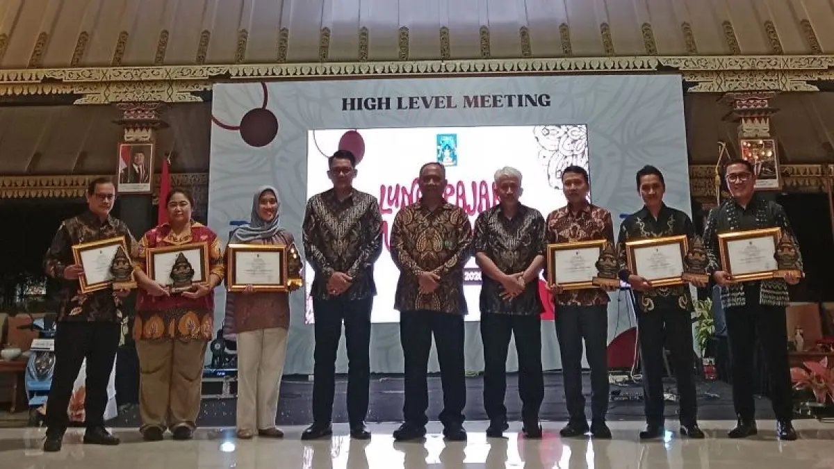 SIMBOLIS: Para wajib pajak saat mendapatkan penghargaan yang langsung diberikan oleh Bupati Sleman Harda Kiswaya di Pendopo Parasamya Selasa (7/7) malam. (Delima&nbsp;Purnamasari/Radar Jogja)