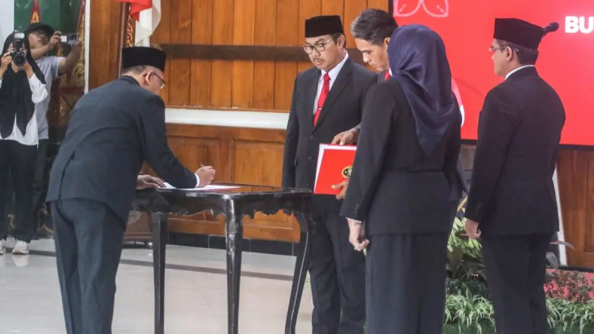 SIMBOLIS: Prosesi pelantikan Budi Santosa Asrori sebagai Sekda Kota Jogja yang digelar di Graha Pandawa Balai Kota Jogja Rabu (8/7). (ELANG KHARISMA DEWANGGA/RADAR JOGJA)