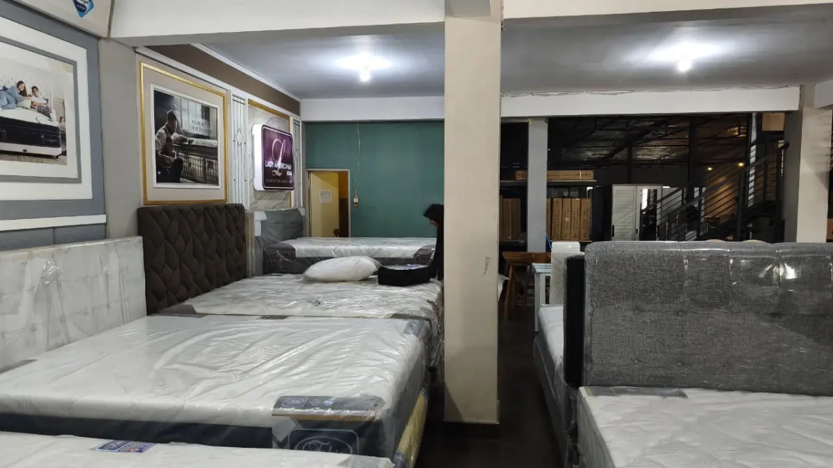 Staf toko Santi Mebel menata koleksi kasur springbed dan kasur busa yang menjadi produk unggulan menyambut musim mahasiswa baru - Fahmi Fahriza
