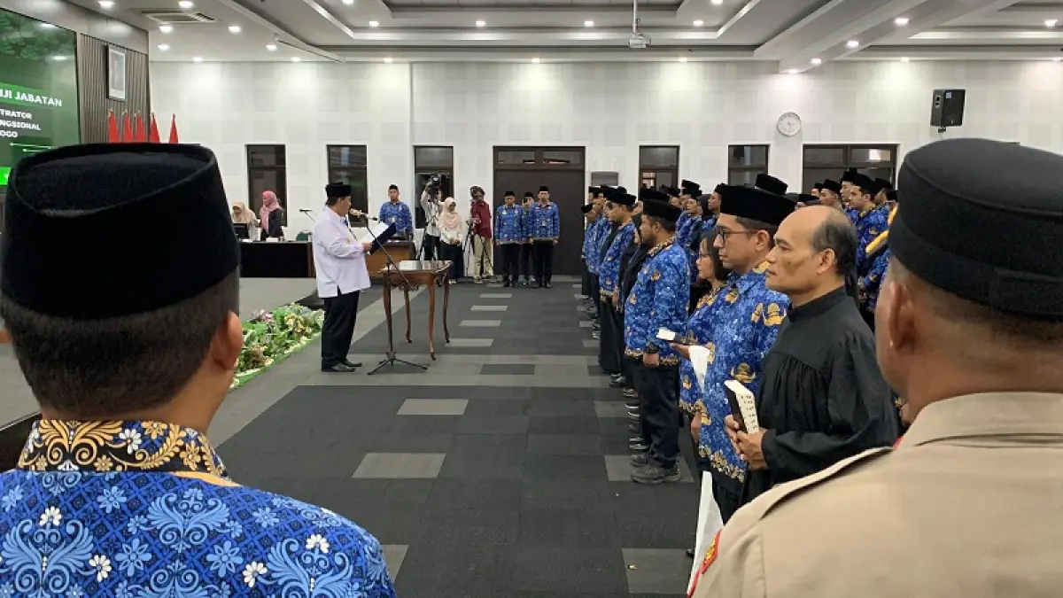 SUMPAH: Bupati Kulon Progo mengambil sumpah jabatan ke pejabat baru. ANOM BAGASKORO/RADAR JOGJA