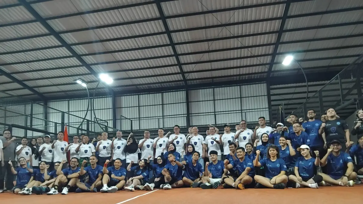 Kepala BNN Kabupaten Sleman Kombes Pol Teguh Tri Prasetya, Kepala Badan Narkotika Nasional Provinsi (BNNP) DIY Kombes Pol Faried Zulkarnaen SIK, dan Wakil Bupati Sleman Danang Maharsa saat berfoto bersama dengan peserta Sembada Bersinar Padel Cup 2026 - Foto Rizky Wahyu/Radar Jogja&nbsp;