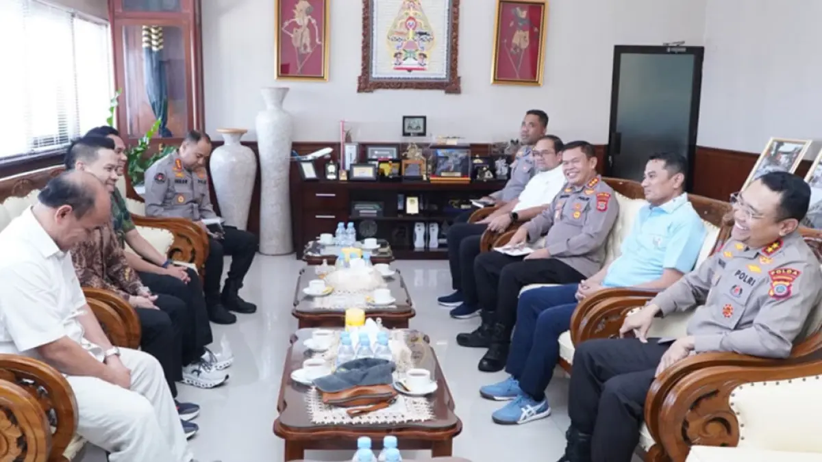 AKRAB: Warek UMY Bidang Pendidikan dan Kemahasiswaan Prof Dr Zuly Qodir MAg saat bertemu &nbsp;Kapolda DIJ Irjen Pol Anggoro Sukartono di Mapolda DIJ, Kamis (2/7). Polda DIJ