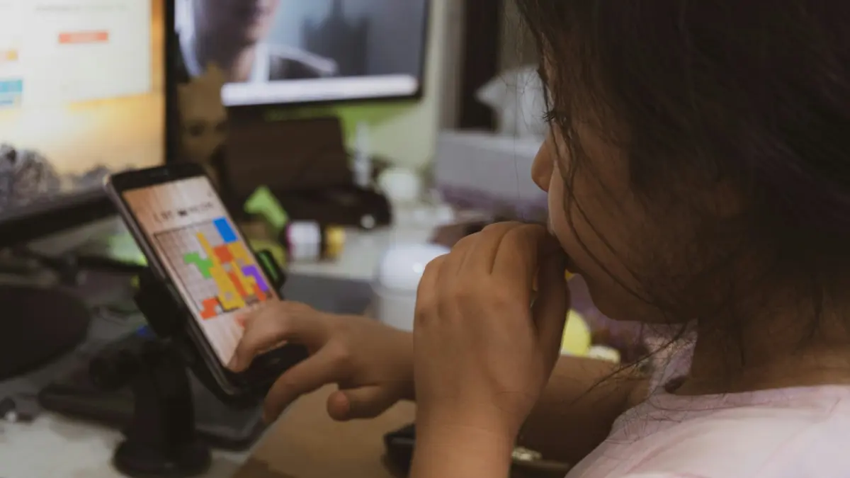 Anak sedang bermain gadget. (Unsplash)