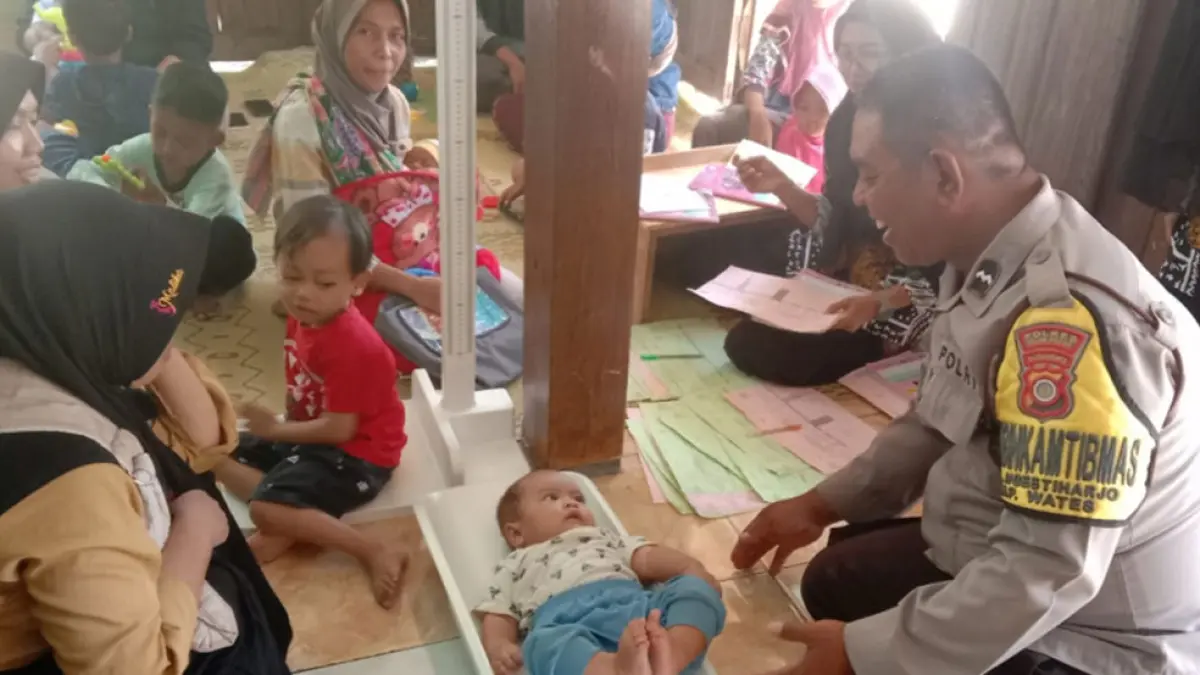 Bhabinkamtibmas Ngestiharjo Aipda Arif Fahrudin saat menghadiri Posyandu di Padukuhan Turip, Kalurahan Ngestiharjo, Wates, Selasa (7/7). Polsek Wates
