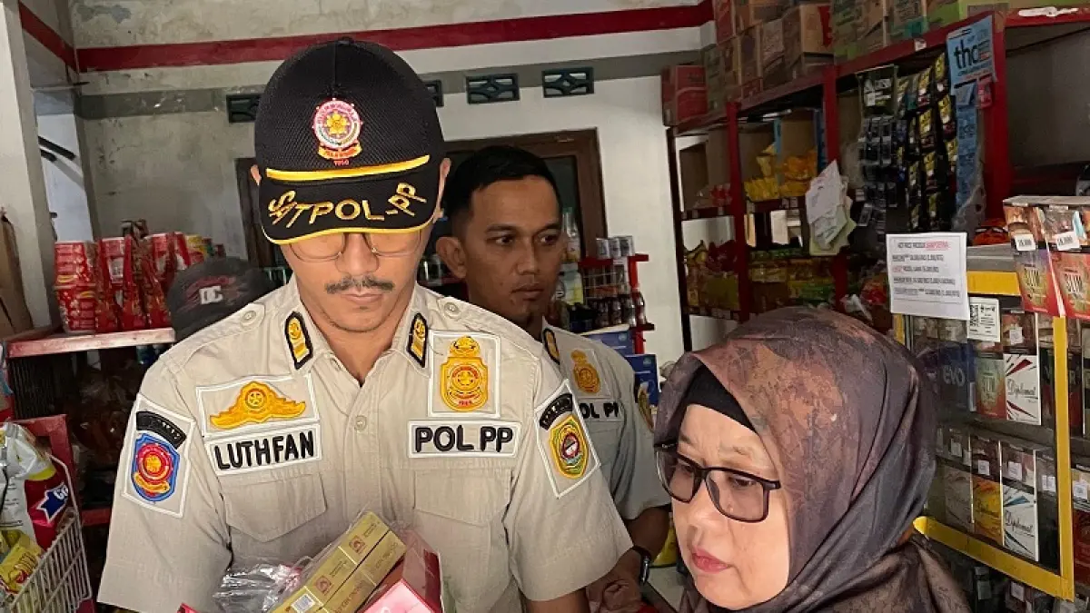 DIAMANKAN: Satpol PP Bantul sedang mengamankan rokok ilegal tanpa cukai di Kapanewon Pajangan. Dokumentasi Satpol PP Bantul