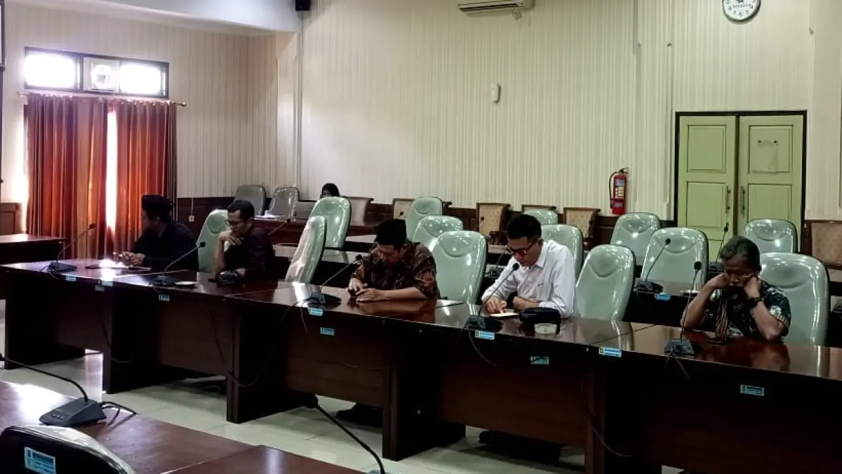 DPRD bersama OPD terkait dan perwakilan warga Desa Sambeng saat audiensi, Kamis (9/7).