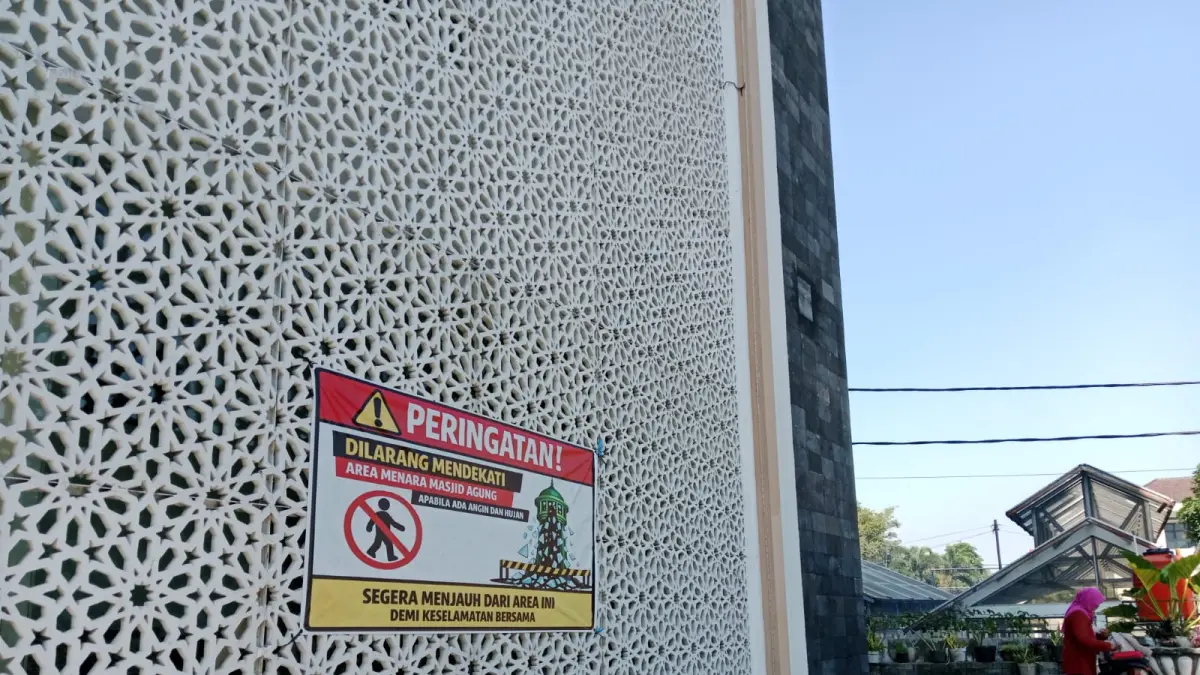 Eternit Menara Masjid Agung Sleman dr. Wahidin Soedirohoesodo yang rontok&nbsp;- Delima Purnamasari/Radar Jogja