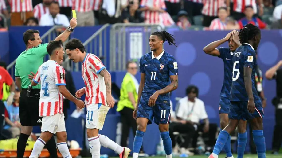Gelandang Prancis, Michael Olise saat dikartu kuning dalam kemenangan atas Paraguay di Piala Dunia 2026.