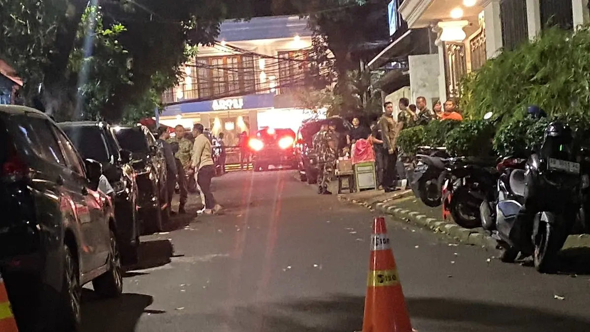 lima hingga sepuluh personel TNI berjaga di sekitar rumah Febrie