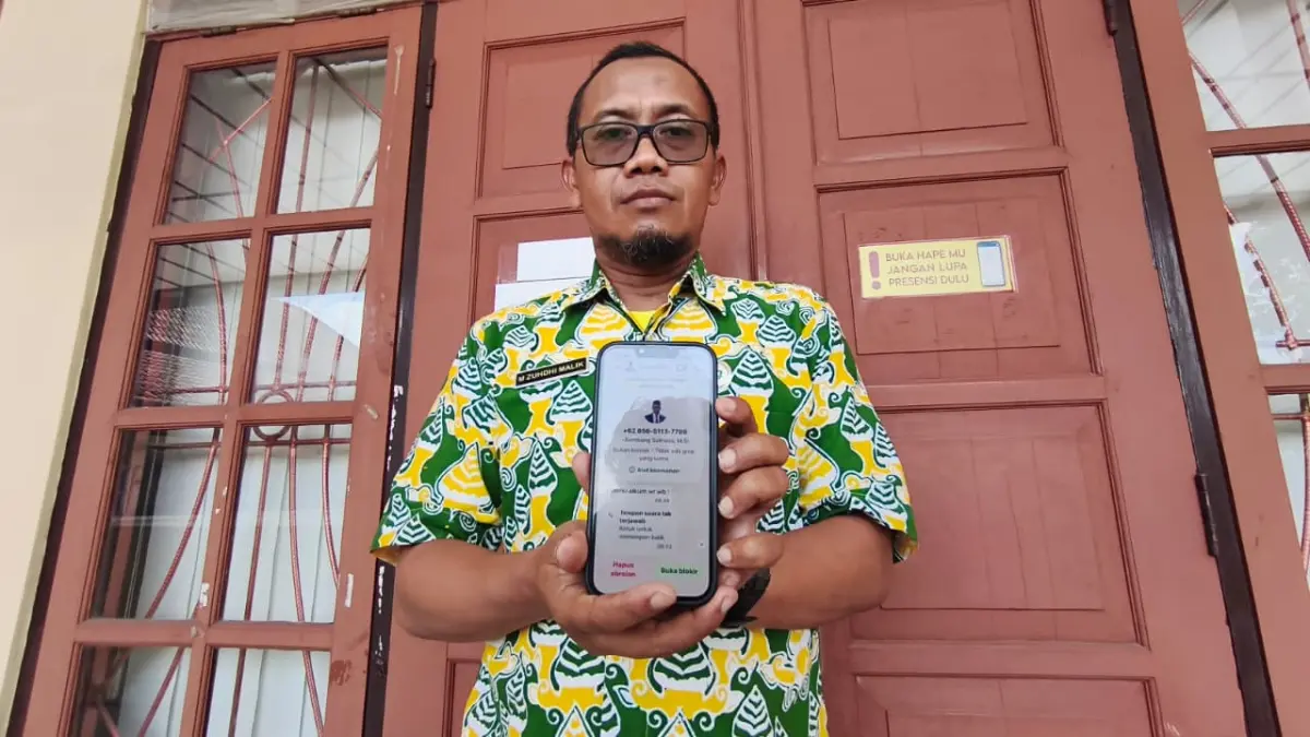 PALSU: Zuhdi menunjukkan ponsel pintarnya yang dihubungi penipu menggunakan nama Bambang Sutrisno, Kadiskominfo Kulon Progo. (Dokumentasi Pemkab Kulon Progo)