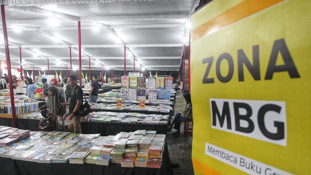 Pengunjung memilih berbagai buku yang dijual dalam Festival Literasi Jogja 2026 bertema "Jogja Gumregah: Tradisi, Literasi, dan Resiliansi" di Dinas Perpustakaan dan Arsip Daerah (DPAD) DIY, Kamis (9/7/2026).