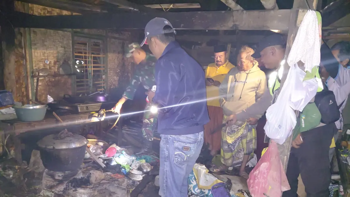 Polisi melakukan olah tempat kejadian perkara di lokasi kebakaran di rumah warga Desa Arjowinangun, Kecamatan Puring. (Dokumentasi Polres Kebumen)
