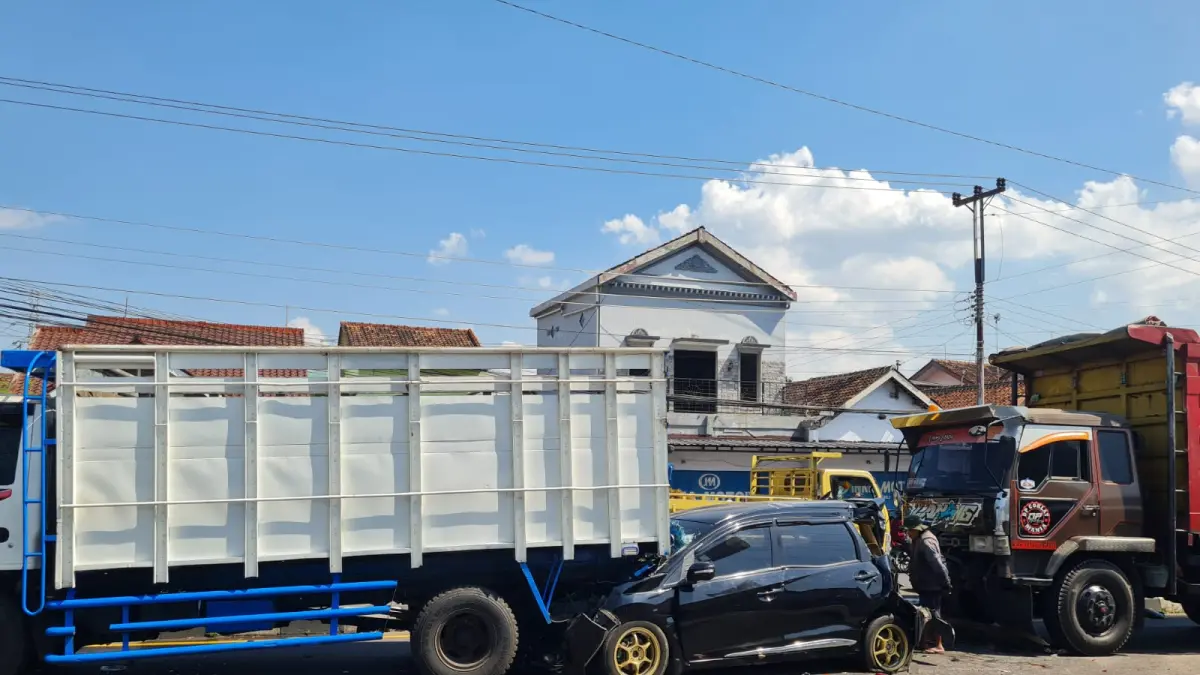 RINGSEK: Kondisi kendaraan yang terlibat kecelakaan beruntun di Jalan Magelang-Jogja, Kamis (9/7/2026). (Foto: NAILA NIHAYAH/RADAR JOGJA)