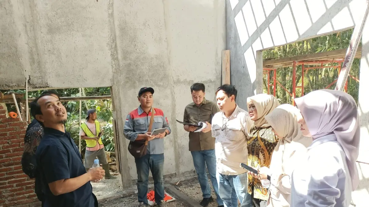 Rombongan Komisi D DPRD Kebumen meninjau langsung progres pembangunan Puskesmas Pembantu (Pustu) yang berada di desa perbatasan antara Kebumen dan Banjarnegara. (M Hafied/Radar Jogja)