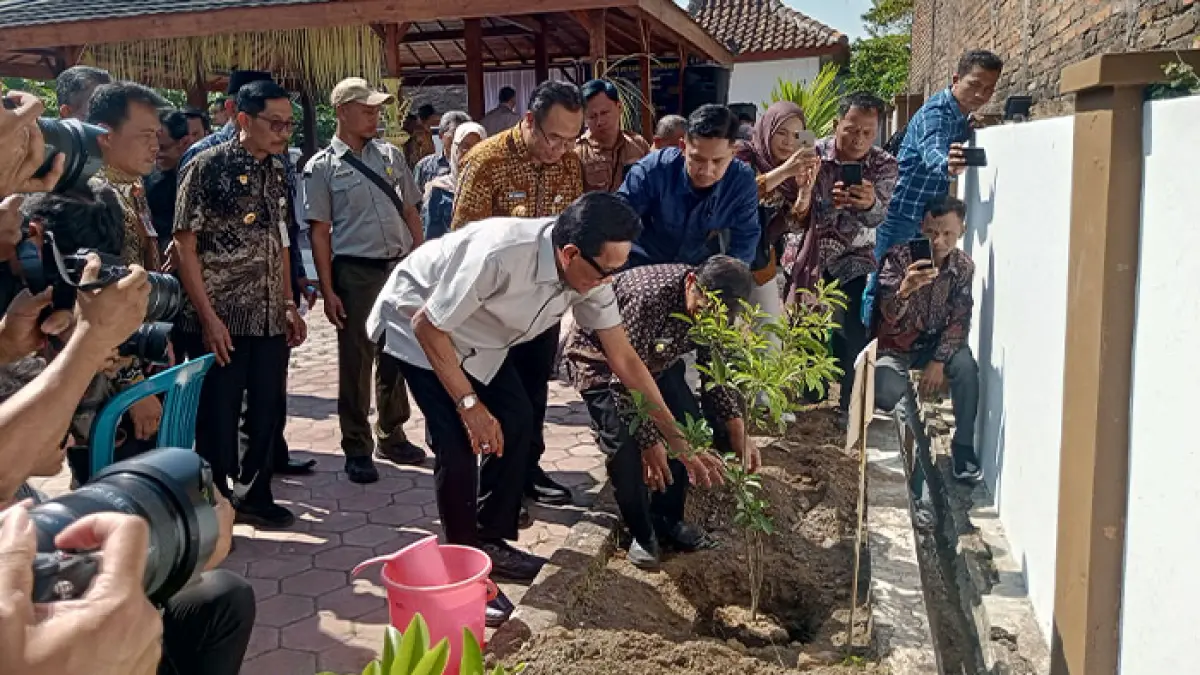 SIMBOL: Gubernur DIY Hamengku Buwono X saat menanam pohon Sawo Kecik Manila yang memiliki simbol “becik” atau kebaikan. (Yusuf Bastiar/Radar Jogja)