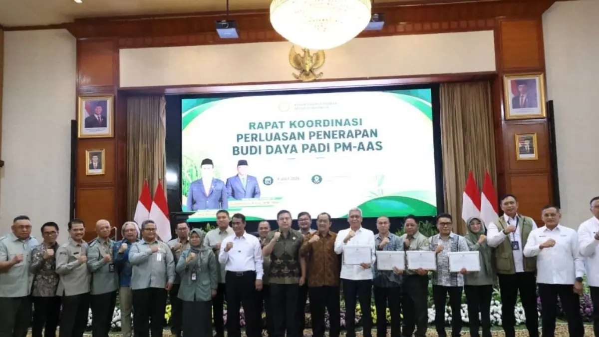 SOLID: Mentan Amran Sulaiman bersama jajaran Kementerian Pertanian, kepala dinas pertanian, penyuluh pertanian lapangan (PPL), serta pemerintah daerah secara nasional di kantor pusat Kementerian Pertanian, Jakarta, Kamis (9/7/2026). (ISTIMEWA)