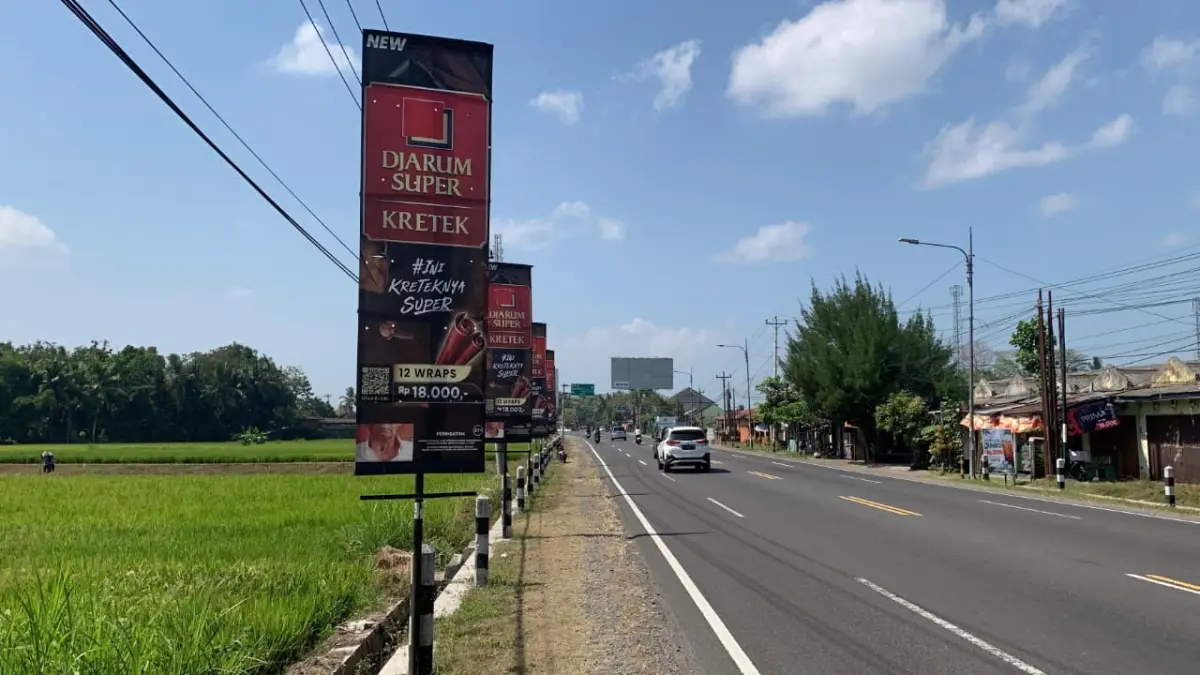 TERPASANG: Reklame sponsor rokok dengan tulisan telah membayar pajak Pemkab Wonogiri terpasang di Simpang Tugu Pensil. (ANOM BAGASKORO/RADAR JOGJA)